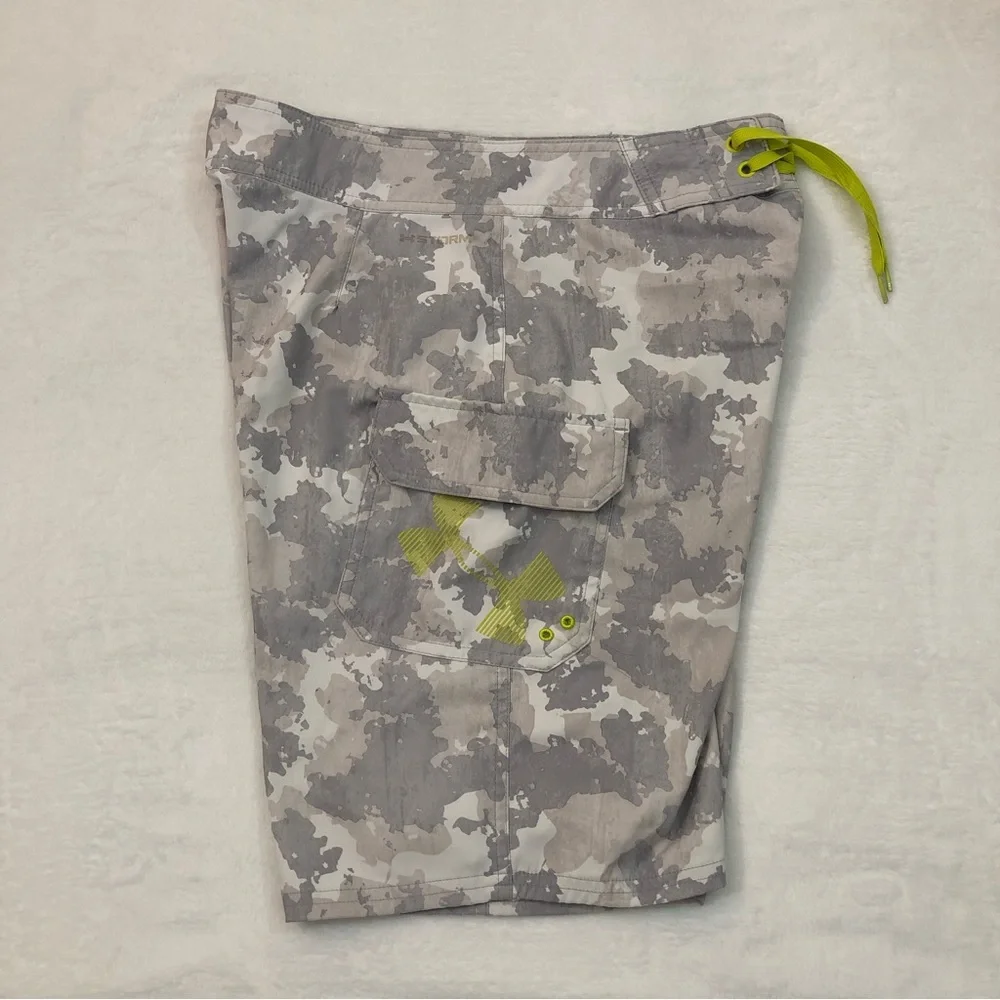 Under Armour Storm HeatGear Loose Snow White Camo Swim Board Shorts Mens 30.